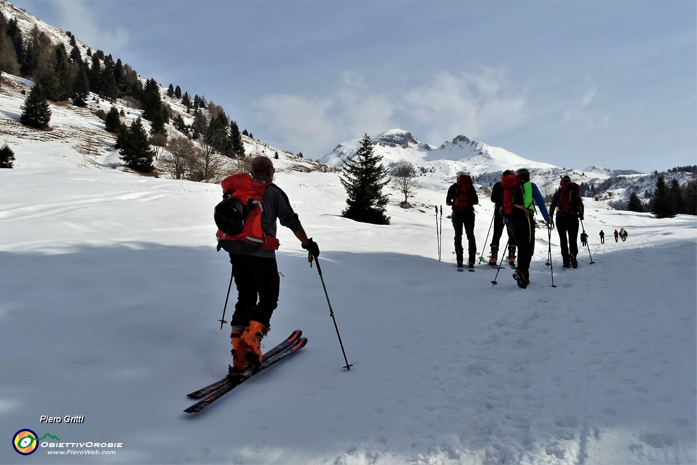 15 A Cimalbosco proseguiamo sul 417 in compagnia di sci-alpinsiti.JPG